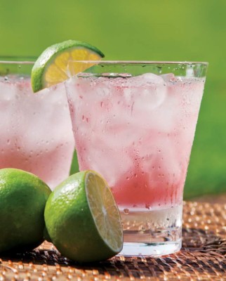 En días de calor disfrute de una limonada rosada