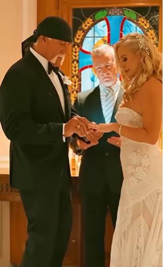 Sky apareció en su gran día con un elegante vestido blanco de la firma Rue de Seine, que combinó con unos pendientes de oro blanco de 18 quilates, por su parte Hulk Hogan recurrió a un tradicional esmoquin negro con pajarita del mismo color para sus terceras nupcias, el cual adornó con una flor blanca en la solapa.