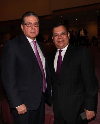 Carlos Mauricio Flores recibe el premio Álvaro Contreras