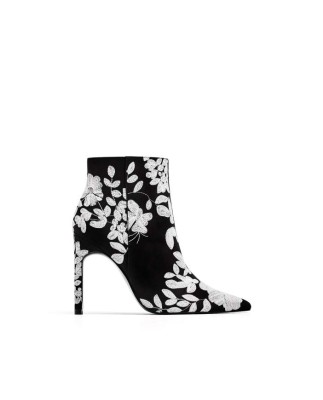 Cómo usar estampados florales y bordados