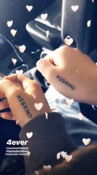 Pero para ese momento Ariana y Pete se habían enfrascado en un intenso romance como lo dejaban ver los tatuajes iguales que ambos se habían hecho en los inicios de su idilio.<br/>