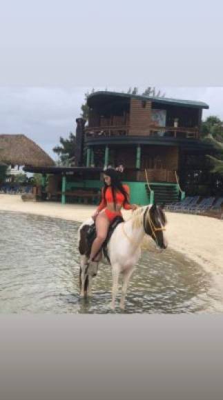 Las cabalgatas en el mar son una de las atracciones más populares en las Islas y la 'Kardashian mexicana' no pudo resistirse a realizar una.