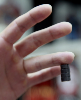 Es mago para partir lenguas, perforar piel y colorear ojos