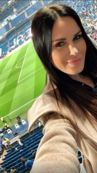 Natalie Weber, la esposa de Mauro Zárate, jugador de Boca Juniors, viendo la Superfinal en la cancha del Real Madrid.