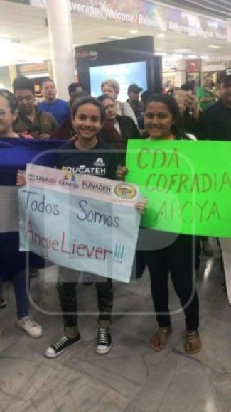 Angie Flores recibida como una reina a su regreso a Honduras tras final de La Academia