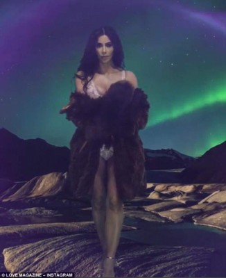 Kim Kardashian reaparece en ropa interior