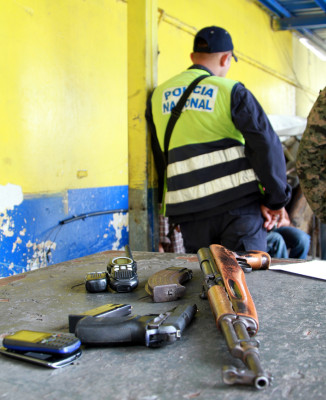 Caen dos supuestos pandilleros con armas