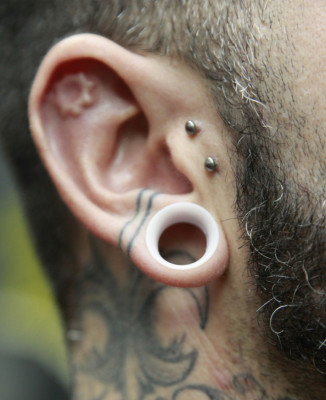 Es mago para partir lenguas, perforar piel y colorear ojos