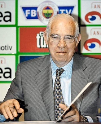 Luis Aragonés firma con el Fenerbahce