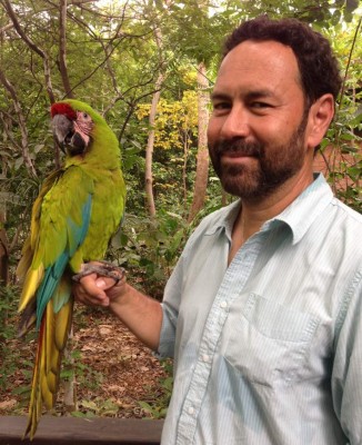 Fotografía cedida por el ornitólogo Miguel Gómez Garza hoy, jueves 29 de junio de 2017, de él sosteniendo una nueva especie de loro en su casa de Yucatán (México). EFE