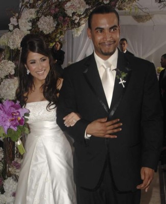 Emocionado Don Omar en su boda con Jackie Guerrido