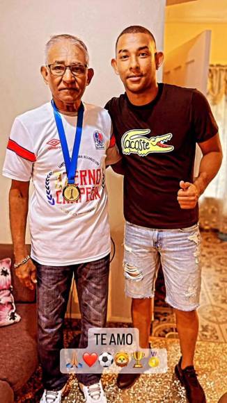 José Mendoza, portero suplente del Olimpia, pasó la Navidad con su familia y le regaló la medalla de campeón a su padre.
