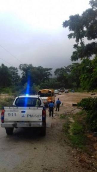 Presencia policial en Ríndice Esteban en Balfate Colón en donde los ríos han crecido a consecuencia de las lluvias.