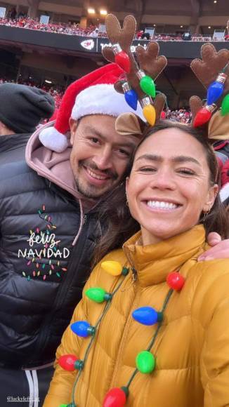 Roger Espinoza - El mediocampista hondureño del Sporting Kansas City de la MLS disfrutando la Navidad con su esposa, la también futbolista estadounidense Lo’eau LaBonta.