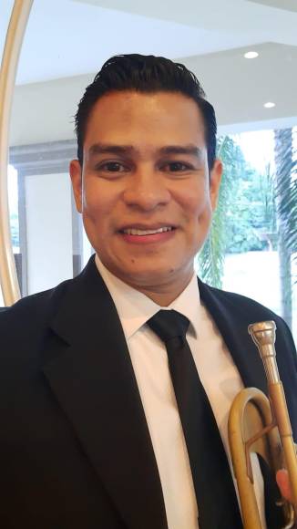 Naún Galeas tiene 34 años, también estudió en la escuela Victoriano López. Estudia la carrera de Music Performance, su instrumento principal es la trompeta y es parte de la banda de Jazz de Northwestern State University.