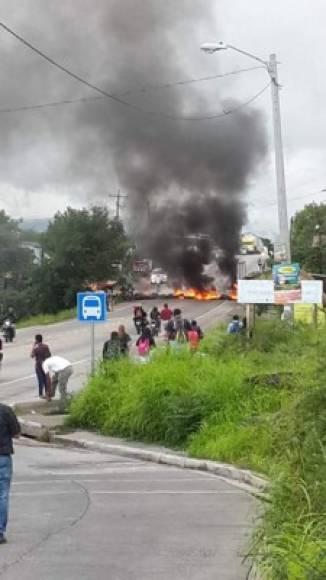 Un grupo de manifestantes se tomó este jueves la salida al sur de Tegucigalpa, departamento de Francisco Morazán, zona central de Honduras.<br/>