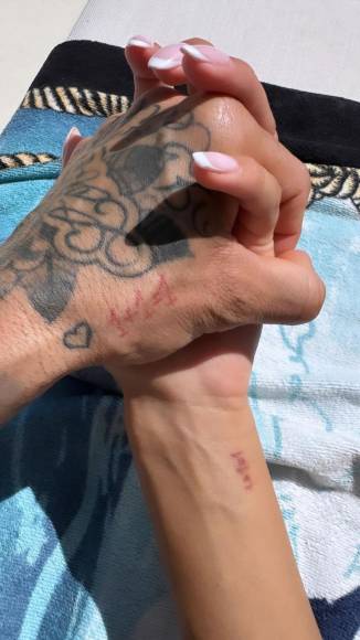 Por ello, el futbolista habría pedido publicar a su mujer una foto en las redes sociales para espantar todos los rumores. De ahí a la imagen de las manos entrelazadas con el lema “1+1=1” tatuado en la mano del ex del Barcelona.