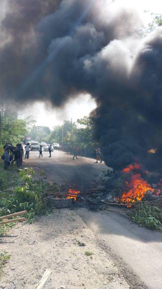 La carretera la bloquearon con llantas quemadas, piedras y ramas de árboles.