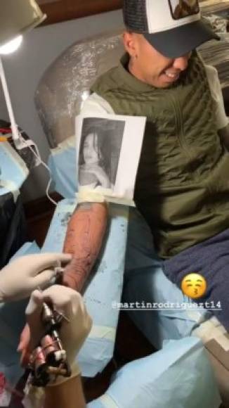 La ruptura se hace mucho más polémica debido a que el futbolista chileno Martín Rodríguez se había tatuado en un brazo la cara de Alejandra Valdés.