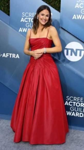 Jennifer Garner lució muy coqueta y risueña en vestido rojo.