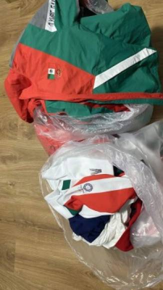 Tras su participación, las jugadoras de la selección de sóftbol de México tiraron los uniformes olímpicos a la basura en la Villa Olímpica de Tokio.