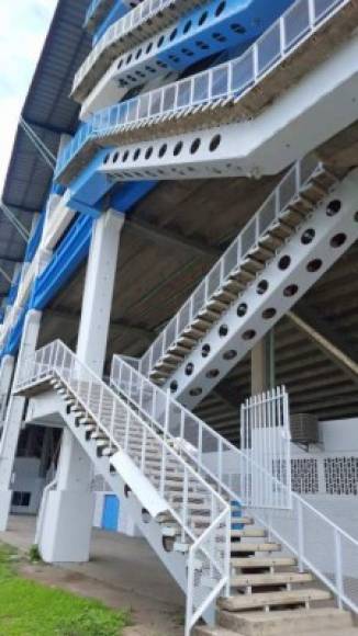 Con los colores azul y blanco se ha pintado las afueras del estadio Olímpico.