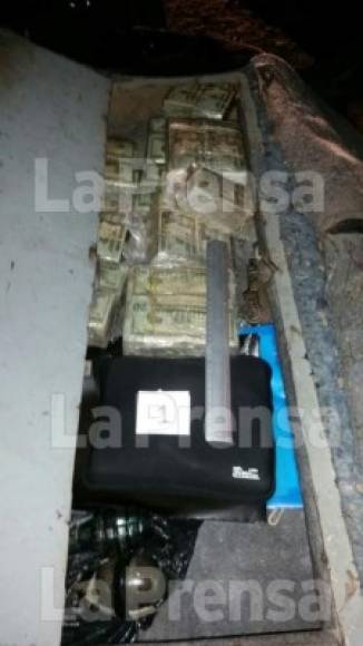 Gran cantidad de dólares fue encontrado en el compartimento de un vehículo.