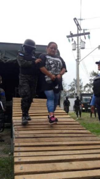 Al momento de salir del penal de San Pedro Sula, las mujeres gritaban '¡Viva la 18!'