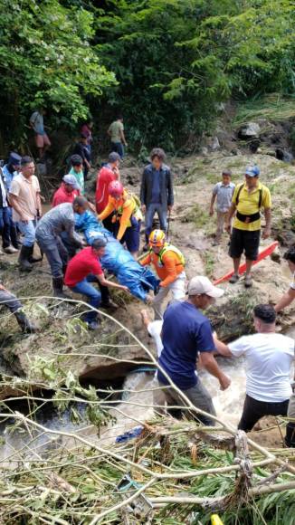 Pobladores se sumaron a las autoridades para extraer los cuerpos de los fallecidos, los cuales quedaron entre ramas y escombros que arrastró la corriente de la quebrada. 