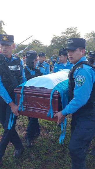 Compañeros policías, familiares y allegados, en medio de lágrimas y tristeza por el trágico desenlace de Zambrano, le dieron el último adiós en su natal aldea Campamento, del municipio de Valle de Jamastrán (El Paraíso). 