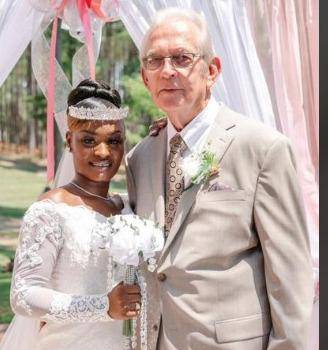 Joven de 24 años se casa con un anciano de 85