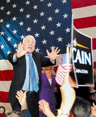 John McCain y Romney luchan codo a codo