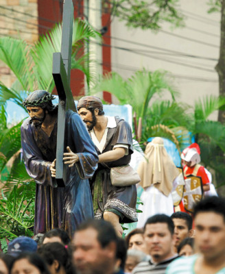 Feligreses católicos recuerdan la muerte de Jesús