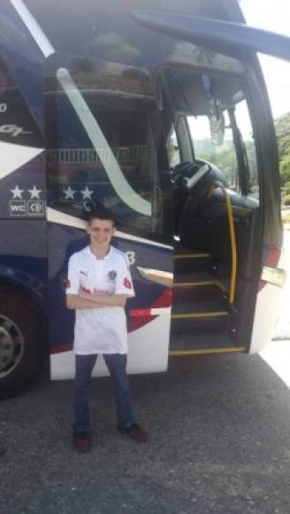 El nombre del aficionado es Edgardo Colindres, un joven con capacidades especiales que tuvo el privilegio de trasladarse con el plantel del Olimpia al estadio de Danlí como parte de una promesa que le hizo Troglio.