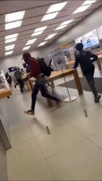 En los saqueos en la tienda de Apple, los asaltantes se llevaron teléfonos Iphone, Ipad y computadoras. Algunos de los artículos fueron recuperados por los entes de seguridad.