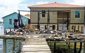 El pasado 18 de septiembre, un incendio consumió una pequeña casa en el sector de El Pichete, Guanaja.