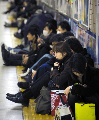 Tsunami embiste un barco y dos trenes