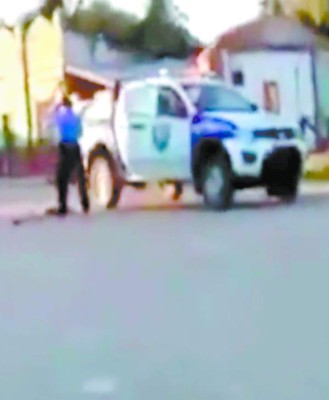 Sancionarán a policías por quitar porterías a jóvenes