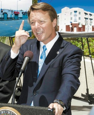 Edwards admite relación extramarital