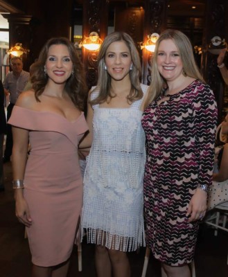 Alejandra y Jessica Córdoba con Michelle Matute.