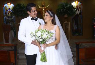 Los recién casados, Carlos Valladares y Michelle Romero, ahora conforman la familia Valladares Romero.