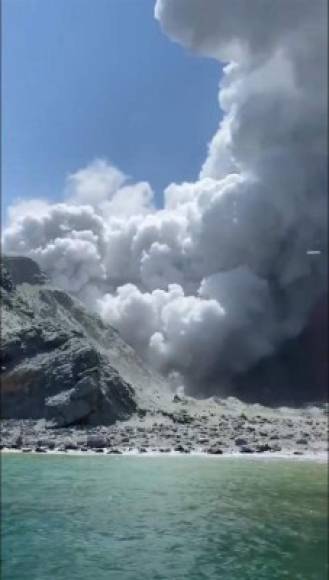 La erupción tuvo lugar a las 14H11 (01H11 GMT), lanzando al aire una espesa columna de ceniza de 3,6 km.