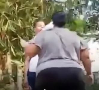 Le había sacado sangre a mi hijo: Rompe el silencio mujer captada empujando a menor