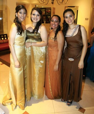 Amena velada juvenil por graduados de la New Horizon