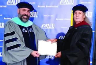 El doctor Alfredo Haces recibiendo su título.