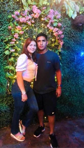 Ronald Aceituno: El goleador de la Sub-20 de Honduras tiene como novia a la joven Alexandra Martel.