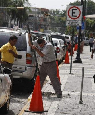 Colocan señales de tránsito en calles del centro sampedrano