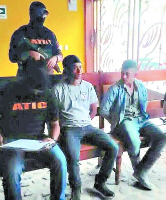 Arrestan a dos hermanos acusados de asesinar a madre e hijo en Catacamas