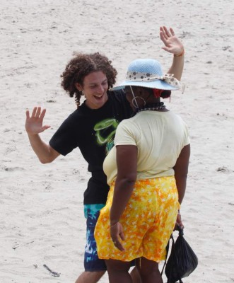 Disfrutan de las playas hasta el final