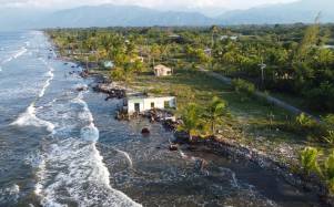 Por un lado, el río Cuyamel cambió el curso de su desembocadura; por otro, el mar se “comió” la comunidad. Allí todos creen que es cuestión de tiempo que todo desaparezca.